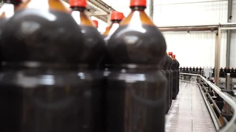 Close up of plastic bottle industry on a conveyor belt Video stock 65564195