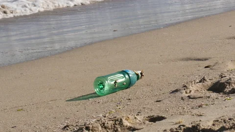 Close-up of plastic bottle on sandy beach 库存影片 162645845