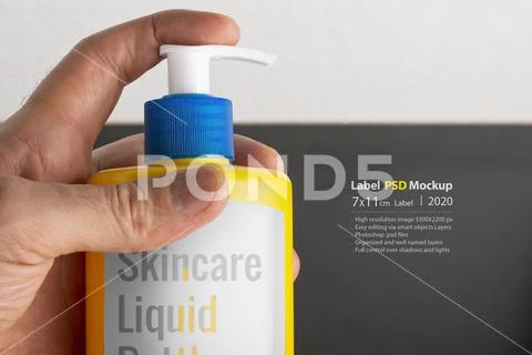 Close up Plastic bottle of skin care product on dark background mock-up serie PSD Template