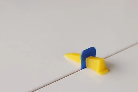 Close-up of plastic elements of the tile leveling system during installation Foto stock