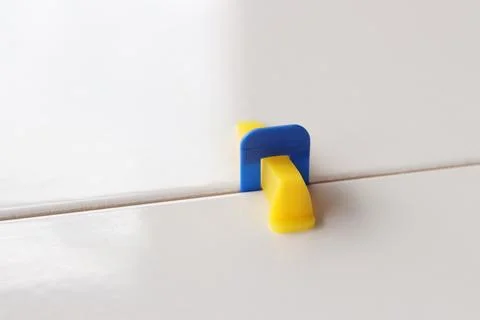 Close-up of plastic elements of the tile leveling system during installation Foto stock