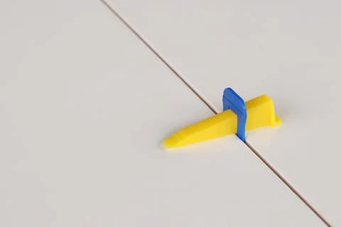 Close-up of plastic elements of the tile leveling system during installation Foto stock