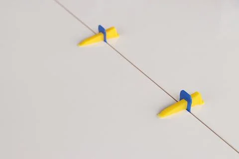 Close-up of plastic elements of the tile leveling system during installation Foto stock