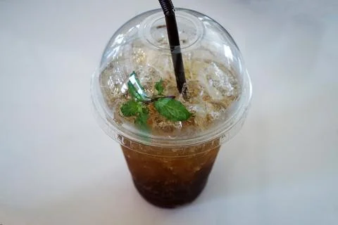 Close up plastic take away cup of iced black tea Foto stock