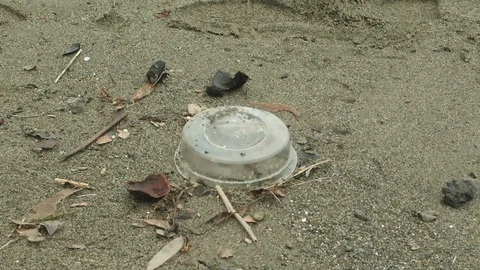 Close-up of plastic trash on the beach. Stockbeeldmateriaal 102297559