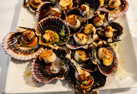 Close-up of a plate of cooked scallops Foto stock