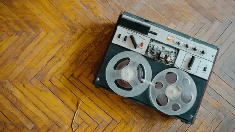 Close-up playback in an old reel-to-reel tape recorder. Видео 204131613