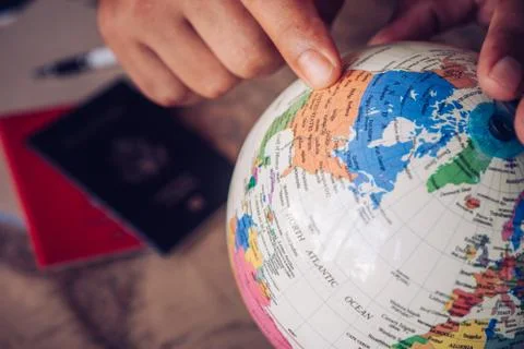 Close-up pointers at the globe, tourists are planning to find attractions - C Foto stock