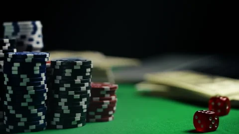 Close-up of poker chips, dice, and cash on table, online casino gamble concept Vidéo 312329654