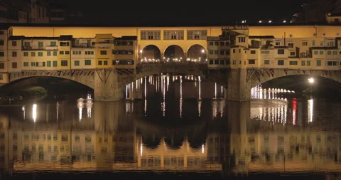 Close up of ponte vecchio during night with the reflection on the Arno river 스톡 동영상 139509657