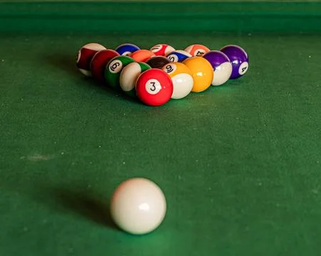 Close-up of a pool table with vibrant billiard balls, inviting a game of pr.. Foto stock