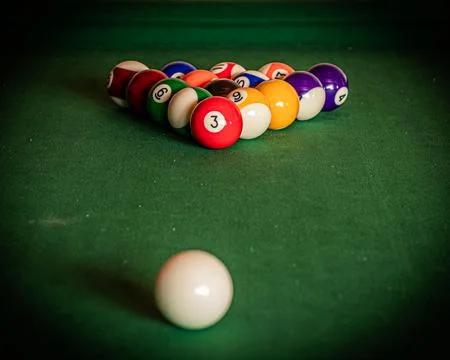 Close-up of a pool table with vibrant billiard balls, inviting a game of pr.. Foto stock