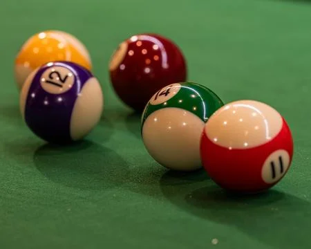 Close-up of a pool table with vibrant billiard balls, inviting a game of pr.. 스톡 사진