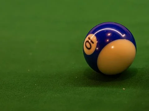 Close-up of a pool table with vibrant billiard balls, inviting a game of pr.. Foto stock