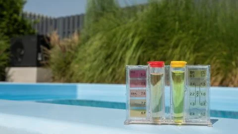 A close-up of a pool water testing kit displaying pH and chlorine levels, set on 库存照片