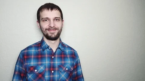 Close-up portrait of a bearded man smiling looks into the camera Vídeo Stock 109502886