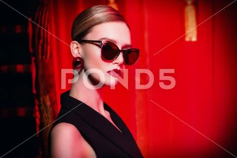 A close up portrait of a confident lady wearing sunglasses. Beauty, make-up, Stock Photos