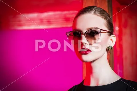 A close up portrait of a confident lady wearing sunglasses. Beauty, make-up, Stock Photos