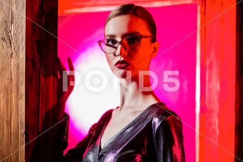 A close up portrait of a confident lady wearing sunglasses. Beauty, make-up, Stock Photos