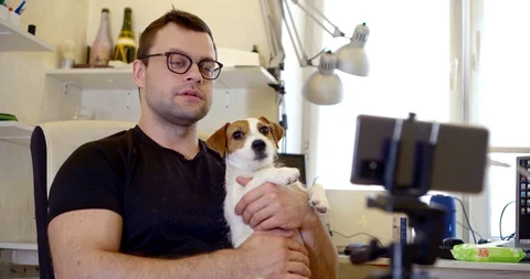 Close-up portrait of a dark-haired middle-aged man with glasses, sitting in a Vídeo Stock 129827084