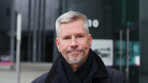 Close-up portrait of disappointed middle aged old man outdoors alone in city. Vídeos de archivo 165208883