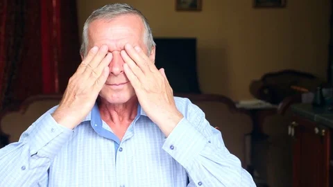 Close-up portrait of an elderly man, his eyes hurt. 4k, slow motion Vídeo Stock 80353532