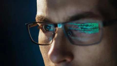 Close-up portrait of focused software engineer wearing eyeglasses Stockfoto's