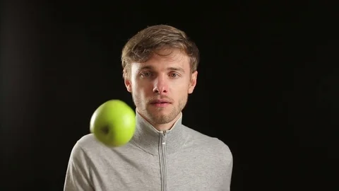 Close up portrait of a guy focused juggling fresh fruit 動画素材 82919517