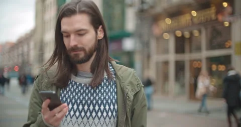 Close up portrait of hipster man making phone call outdoors in a city. Vidéo 86084628