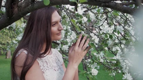 Close-up portrait of long brown haired lady in beautiful elegant white dress 库存影片 155156542