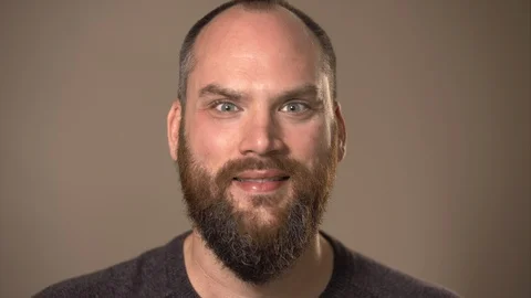 Close-up portrait of man with beard laughing, carefree and happy. Vídeo Stock 129062045