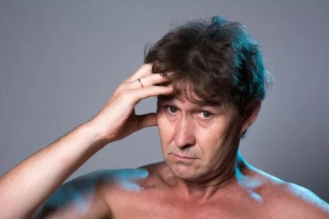 Close-up portrait of a man looking at the camera Stock-Fotos