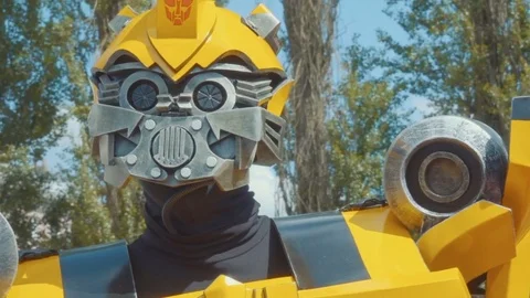 Close-up portrait of a robot outdoors. Robot transformer yellow in the city p 스톡 동영상 81587930