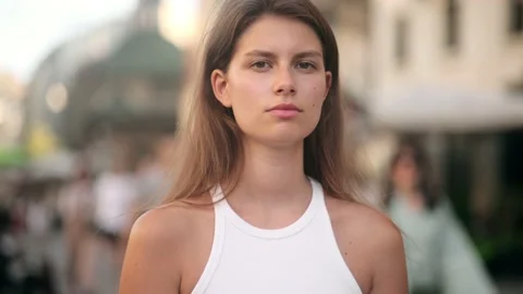 Close-up portrait of smiling Dark Haired girl looking at. Gorgeous fashion model Vídeo Stock 172442787