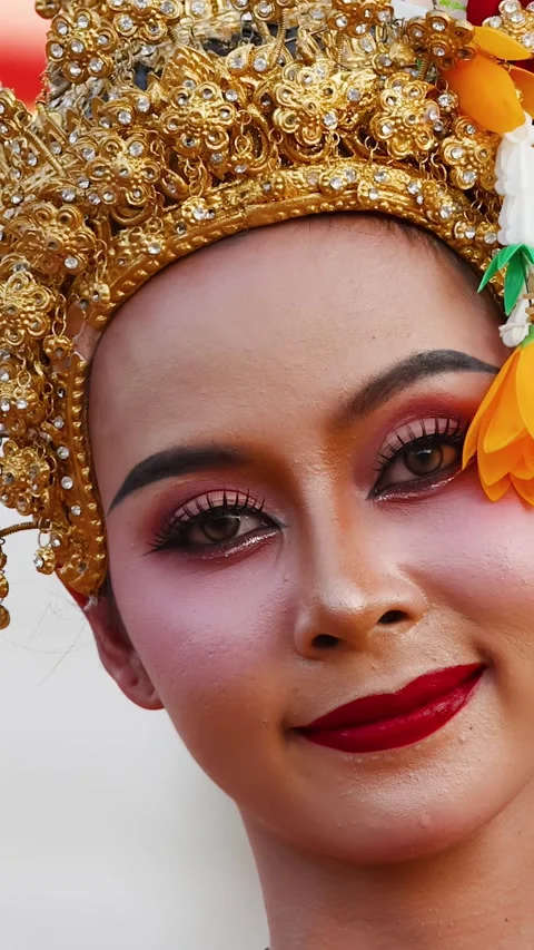Close-up Portrait of a Thai Khon Dancer in Traditional Golden Headdress Video stock 334172141