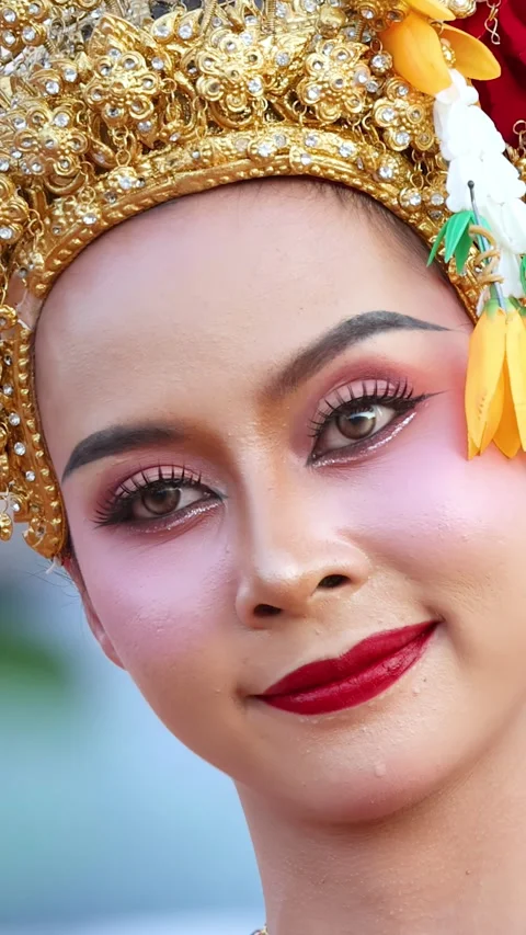 Close-up Portrait of a Thai Khon Dancer in Ornate Traditional Costume Video stock 334923920