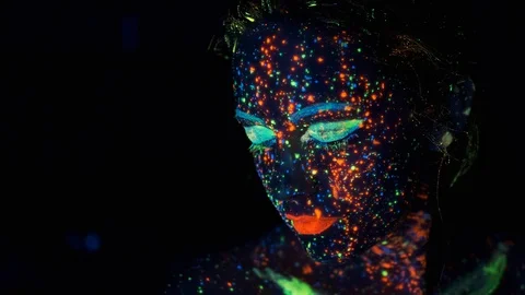 Close-up portrait in ultraviolet light. face painted with glow in the dark paint Vidéo 108589276