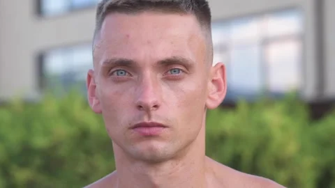 Close-up portrait of young man raise up his head and looking straight ahead o Stock-Footage 159470653