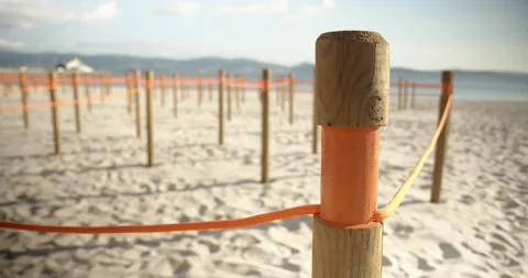 Close up of a post and rope dividing areas on the beach Video stock 149075110