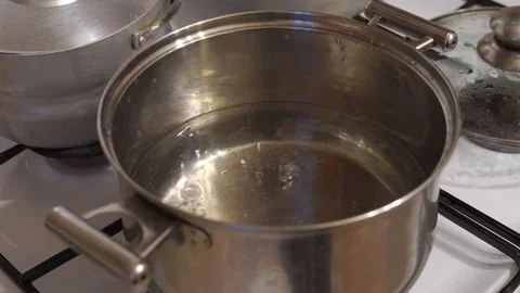 Close-up pot of boiling water 動画素材 122783704