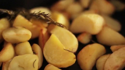 Close Up of Pot with Roasted Potatoes and Rosemary 動画素材 84204297
