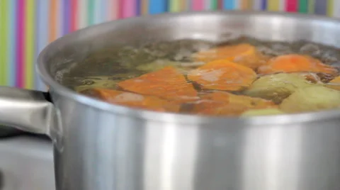 Close up of potatoes boiling in a pan Stockbeeldmateriaal 42177895