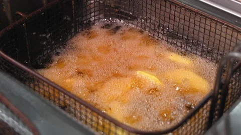 Close-up of potatoes in large slices is cooked in a deep fryer. Vídeos de archivo 267292751