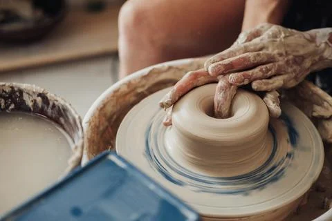 Close Up of Potter Master at Work in Clay Studio, Handmade Process on a Pottery Stockfoto's