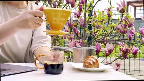 Close Up of Pour Over Coffee Brewing Outdoors on Sunny Spring Morning 스톡 동영상 334571986