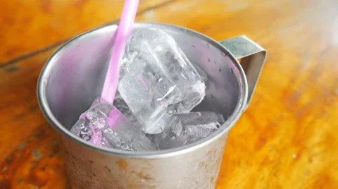 Close up Pouring soft drink into cup Vidéo 65246842