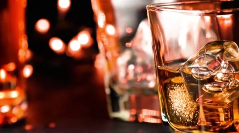 Close-up pouring whiskey on bar table near bottles warm atmosphere Vidéo 47549839