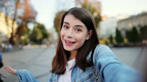 Close up pov of woman's face, using smart phone, recording selfie, wile talking 스톡 동영상 141610435