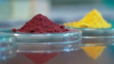 Close up powder piles in lab Pan right to left Vídeos de archivo 156168299