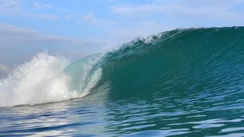 Close up of powerful ocean wave curling and breaking in turquoise sea Vídeo Stock 347397289